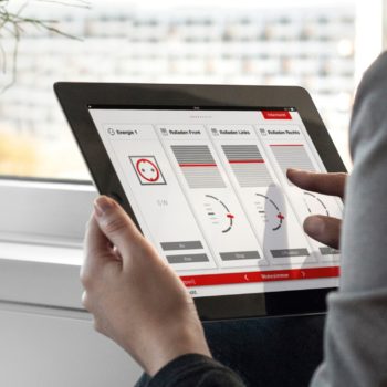 La digitalizzazione incontra le case: tecnologia rivoluzionaria accessibile al solo tocco.