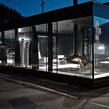 Un cubo di vetro per Interni Ceramiche di Tolmezzo: design a tutta altezza